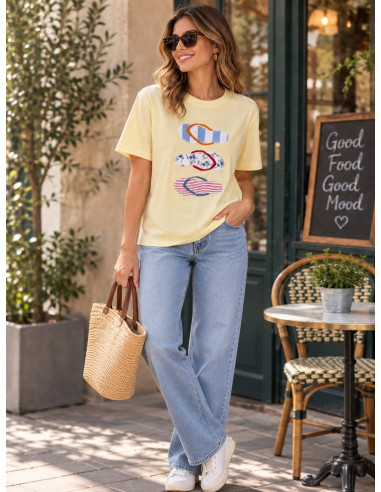 Camiseta amarilla con chanclas en tejidos...
