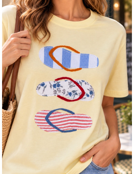 Camiseta amarilla con chanclas en tejidos combinados