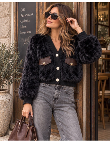Chaqueta de Pelo Negra con Tapetas Efecto Piel Chocolate
