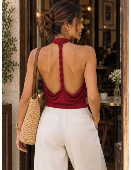 Top granate con Escote Halter y Espalda Trenzada