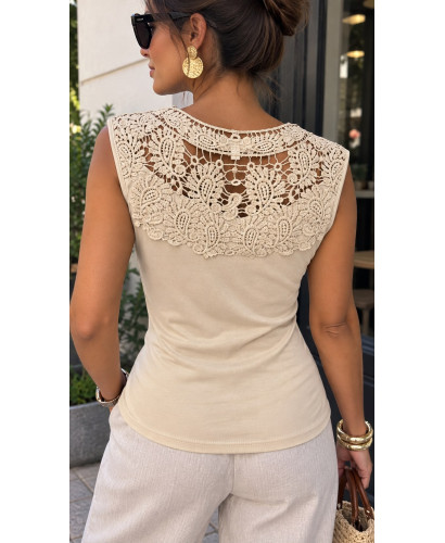 Camiseta tostada con Blonda y Escote de Pico 2