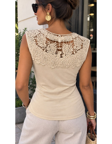 Camiseta tostada con Blonda y Escote de Pico