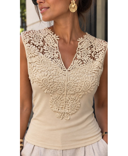 Camiseta tostada con Blonda y Escote de Pico