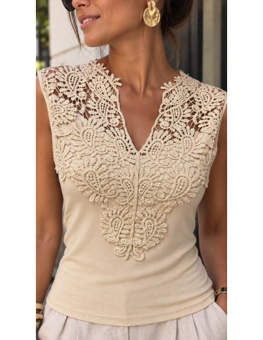 Camiseta tostada con Blonda y Escote de Pico
