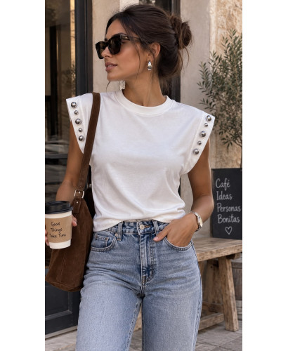 Camiseta blanca con Tachuelas Desiguales en los Hombros