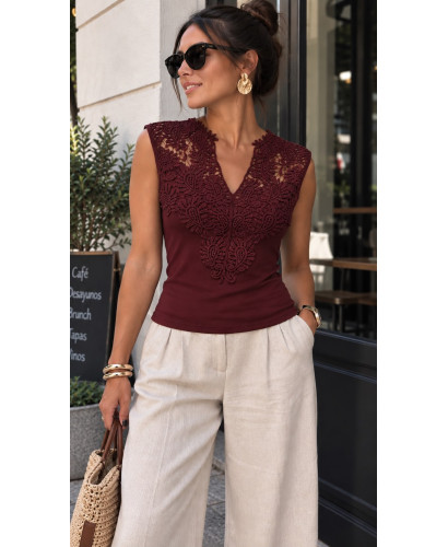 Camiseta granate con Blonda y Escote de Pico 2