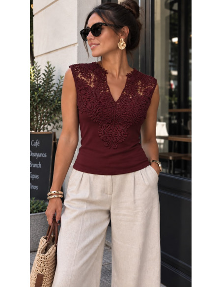 Camiseta granate con Blonda y Escote de Pico