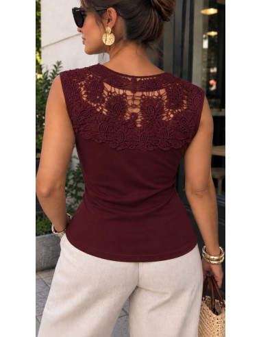 Camiseta granate con Blonda y Escote de Pico
