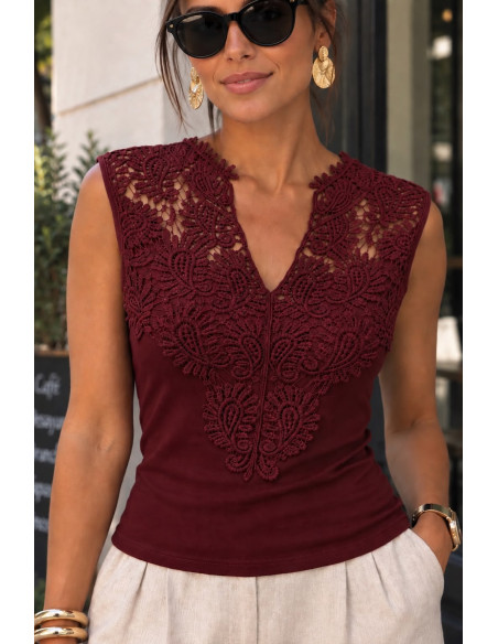 Camiseta granate con Blonda y Escote de Pico