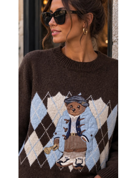 🧸 Suéter Chocolate con Rombo Azul y Osito
