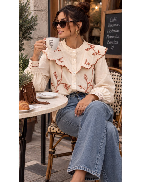 Camisa Roma Bordada Crudo con Cuello Volante y Puños Detallados