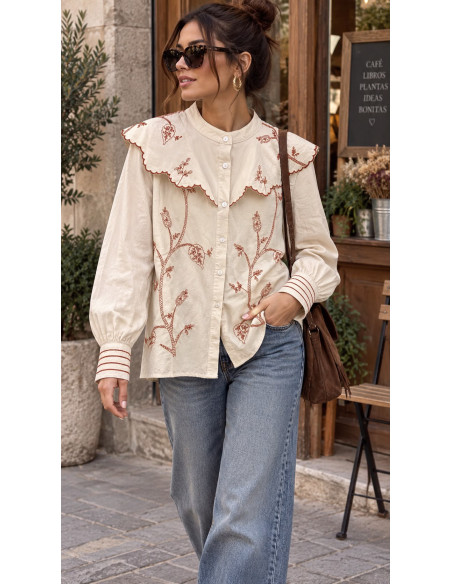 Camisa Roma Bordada Crudo con Cuello Volante y Puños Detallados