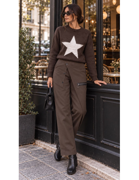 Pantalón chocolate Punto Milano – Corte Estilizador con Bolsillo Lateral