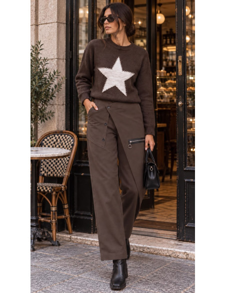 Pantalón chocolate Punto Milano – Corte Estilizador con Bolsillo Lateral