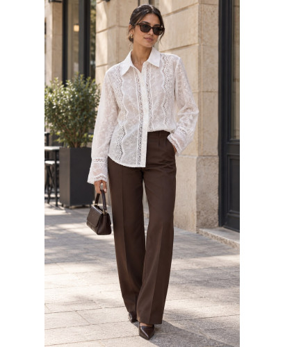 Camisa blanca bordada con detalle de guipur y cuello...