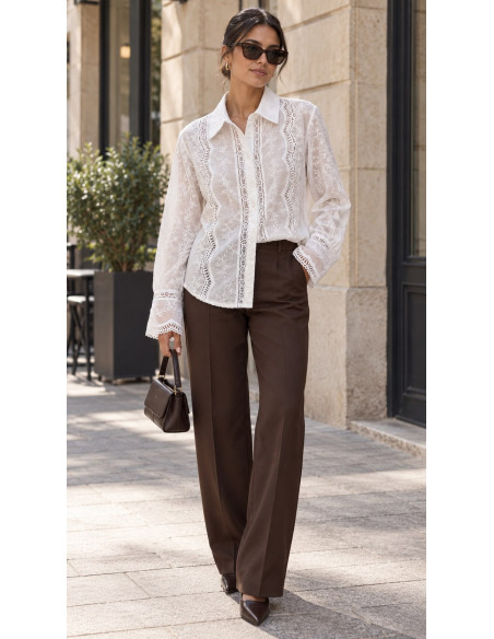 Camisa blanca bordada con detalle de guipur y cuello camisero