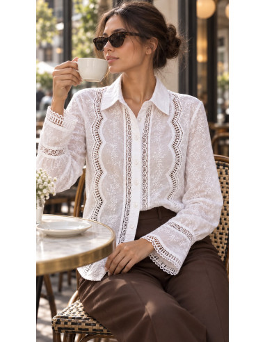 Camisa blanca bordada con detalle de guipur y...