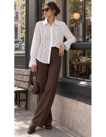Camisa blanca bordada con detalle de guipur y cuello camisero
