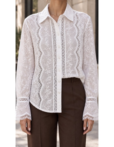 Camisa blanca bordada con detalle de guipur y...