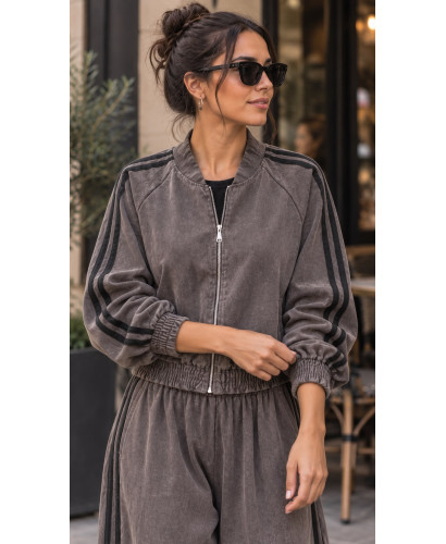 Conjunto en gris topo con banda negra 2