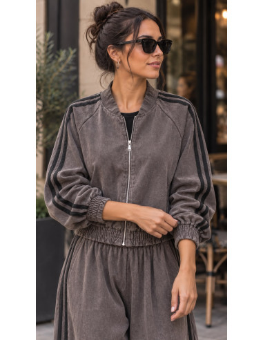 Conjunto en gris topo con banda negra