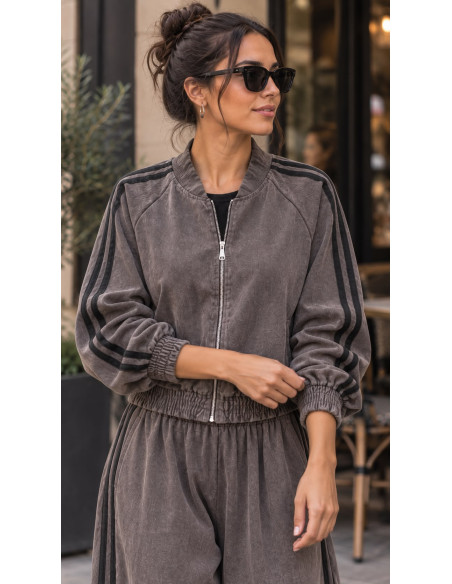 Conjunto en gris topo con banda negra