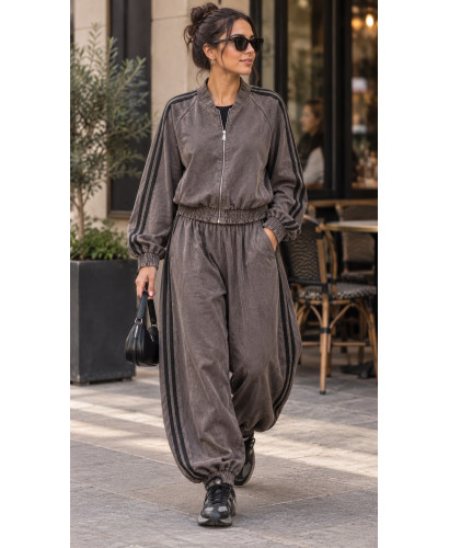 Conjunto en gris topo con banda negra