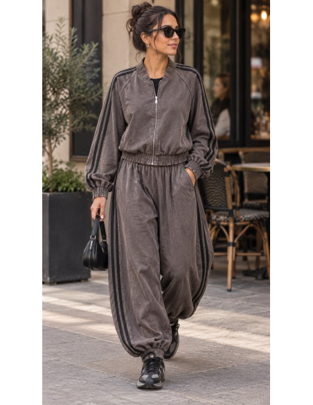 Conjunto en gris topo con banda negra