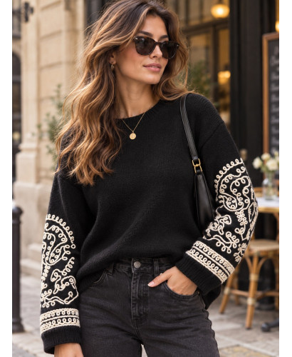 Suéter Negro con mangas bordadas en blanco