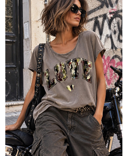 🩶 Camiseta LOVE Camuflaje Gris Lavado ✨
