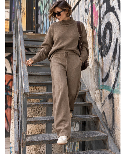 Pantalón de Punto Marrón con Bandas Laterales y Tacto Suave