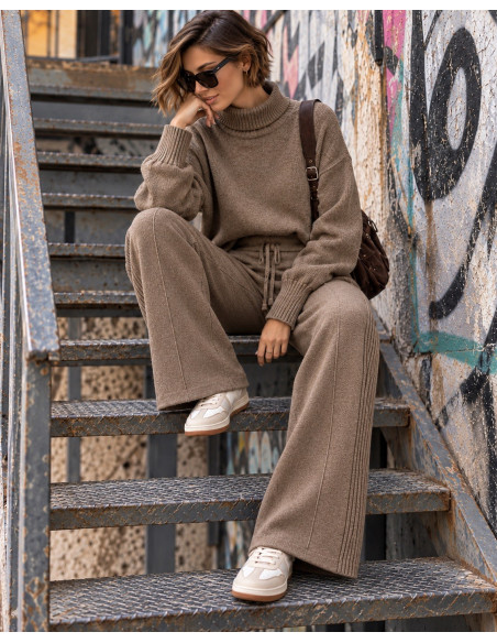Pantalón de Punto Marrón con Bandas Laterales y Tacto Suave