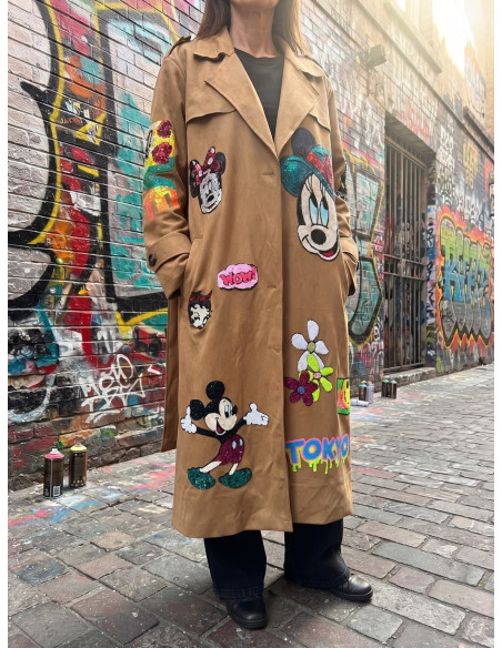 Gabardina Camel de Antelina con Parches de Lentejuelas Disney