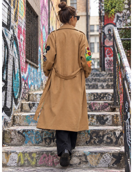 Gabardina Camel de Antelina con Parches de Lentejuelas Disney