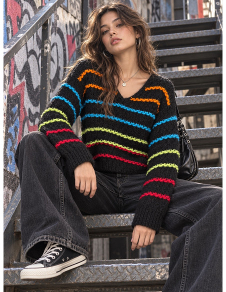 Suéter de Lana Negro con Rayas de Colores – Estilo Casual y Original